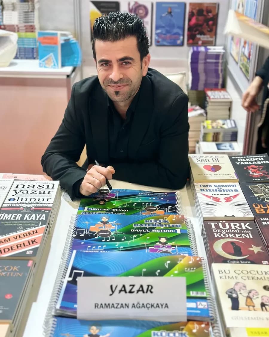 Ramazan Ağaçkaya, kitap fuarında kendi imza masasında