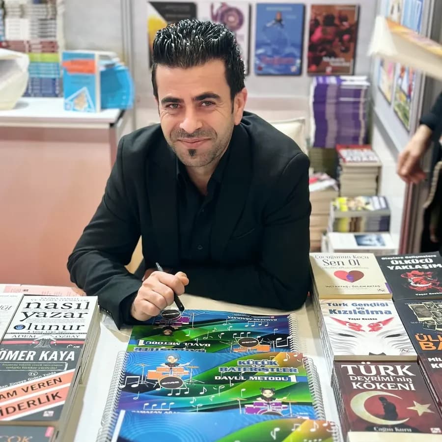 Ramazan Ağaçkaya, kitap fuarında kendi imza masasında